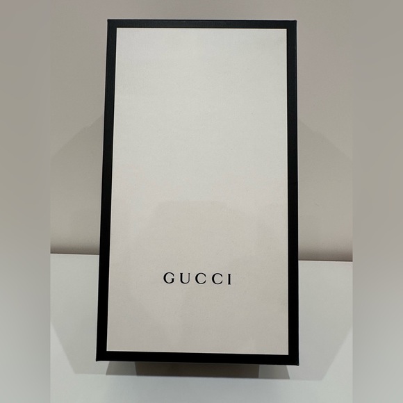 Gucci white&black shoe box with 2 dust bags, tissue/shoe stuffing papers & card - Picture 2 of 13